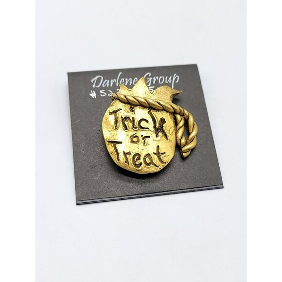 Vintage NOS Halloween Trick or Treat Bag Gold Tone Darlene Group Pin Brooch B - Picture 2 of 4
